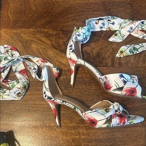 Aerosoles lovely flowery ankle tie shoes size 6.5 as new condition.